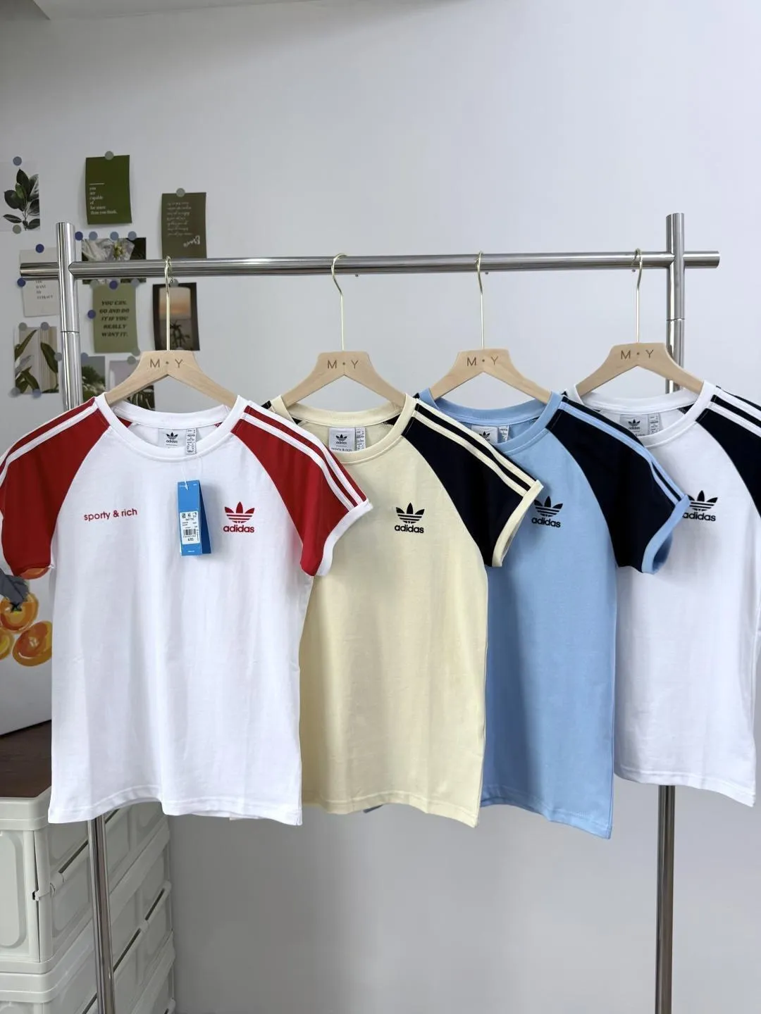 Adidas women's clover printed patchwork color short sleeves, the colors at Adidas counters are becoming more and more magical, the summer limited release New Arrival short sleeves, 220g pure cotton customized light color fabric, embroidered logo on the chest. Simple but not simple, with a sense of trend. Versatile is durable, does not crack or peel off. It is a must-have item for summer wear. It is super nice for couples to take photos with best friends, showing different personal styles. Can be matched with couples. Style number: A 224# Size: XS-XL Color: Light Blue, Beige, White Red, White Blue, [Fabric]: Double yarn, embroidered logo